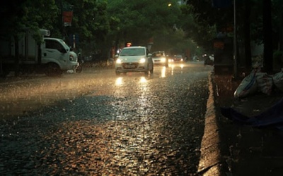Mưa lớn khắp các tỉnh, thành Bắc Bộ và Nam Bộ trong đêm 24/8