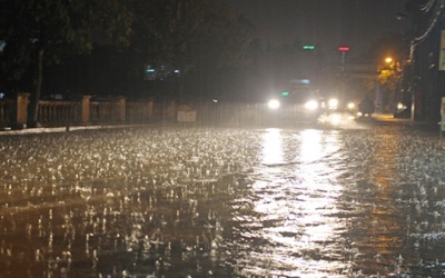 Cuối tuần, mưa dông tiếp tục bao trùm khắp 3 miền