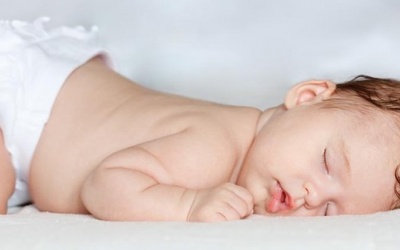 Bé ngủ ở tư thế nằm sấp có an toàn?