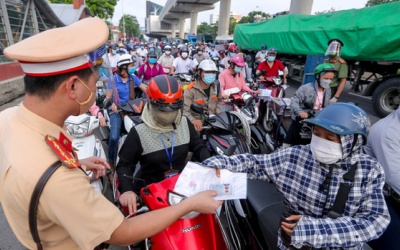 Bí thư Thành ủy Hà Nội Đinh Tiến Dũng yêu cầu điều chỉnh việc cấp giấy đi đường