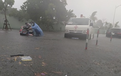 Sáng 12/9, bão số 5 đi vào Trung Trung Bộ, có nơi mưa trên 350mm