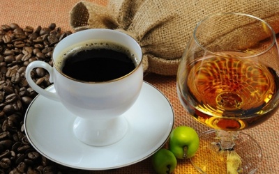 Bị tim đập nhanh, đau ngực do uống rượu, cà phê phải làm sao?