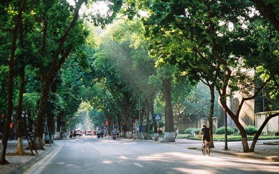 Bắc Bộ và Nam Bộ ngày nắng nhẹ, chiều tối có mưa dông 