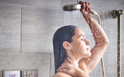 Vì sao không nên rửa mặt trong khi tắm?