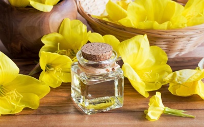 Dùng dầu hoa anh thảo thế nào để cân bằng hormone, giảm mụn?