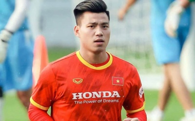 ĐT Việt Nam tập buổi đầu tại UAE, tin không vui về Văn Thanh