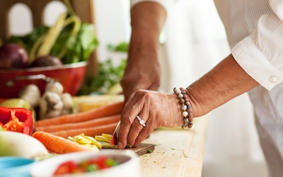 Người cao tuổi cần chú ý gì tới chế độ dinh dưỡng thường ngày?