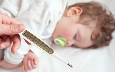 5 điều cha mẹ thường lầm tưởng khi con bị sốt