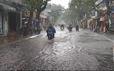 Miền Trung mưa lớn, miền Bắc trời rét