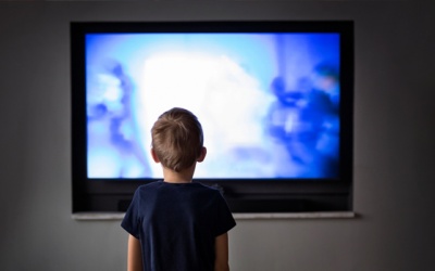 Dùng nhiều thiết bị điện tử có làm chậm phát triển ở trẻ dưới 5 tuổi?