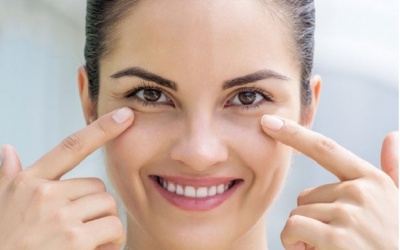 Mách bạn bí quyết trị quầng thâm mắt hiệu quả với cà chua