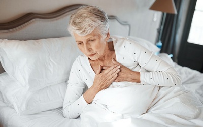 Bị rối loạn nhịp tim, tim đập mạnh khi nằm có bất thường không?