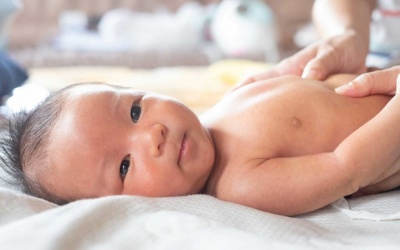 Mách mẹ những mẹo xử trí khi trẻ sơ sinh bị đầy hơi