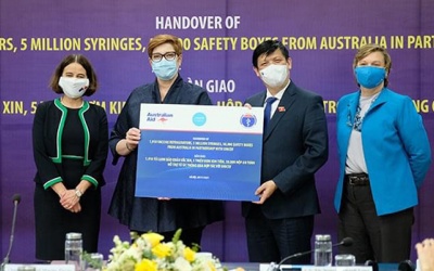 Tiếp nhận dây chuyền lạnh và vật tư tiêm chủng từ Australia và UNICEF