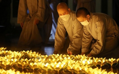 Tắt đèn, thắp nến tưởng niệm đồng bào tử vong do COVID-19