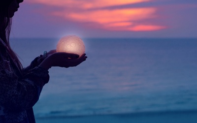 Tử vi thứ Bảy (27/11/2021): Bảo Bình đang quá mơ mộng trong chuyện tình cảm