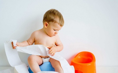 Thận trọng khi khắc phục táo bón cho trẻ nhỏ tại nhà
