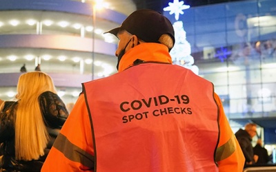 Giải Ngoại hạng Anh cố gồng mình trong tâm bão COVID-19