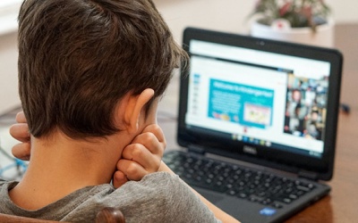 Học online thời gian dài ảnh hưởng thế nào tới sức khỏe của trẻ?