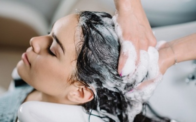 Gội đầu bằng nước nóng hay nước lạnh tốt hơn?