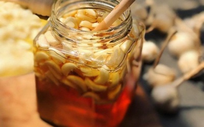 Vì sao bạn nên có một lọ rượu tỏi ở trong nhà?