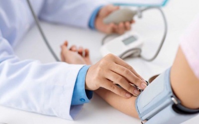 Tại sao huyết áp khi đo lúc ngồi lại cao hơn nằm rất nhiều?