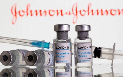 Johnson & Johnson tạm dừng sản xuất vaccine COVID-19