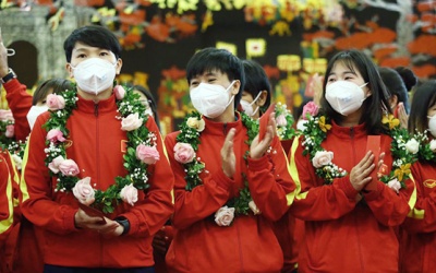 ĐT nữ Việt Nam về nước trong sự chào đón nồng nhiệt 