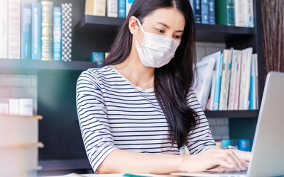 Thời tiết ẩm ướt, làm sao để đeo khẩu trang thoải mái hơn?