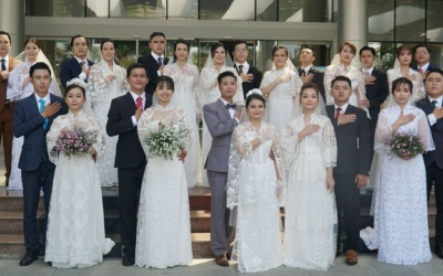 Đám cưới tập thể của 20 cặp y, bác sỹ phải hoãn cưới để chống dịch
