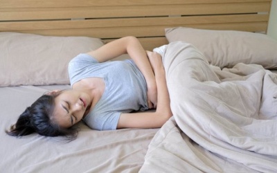 Gợi ý 3 tư thế ngủ giúp chị em giảm đau bụng kinh khi đến tháng