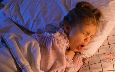 Trẻ hay ho về đêm nguyên nhân do đâu?