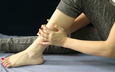 Bị chuột rút chân trong mùa Hè phải làm sao?