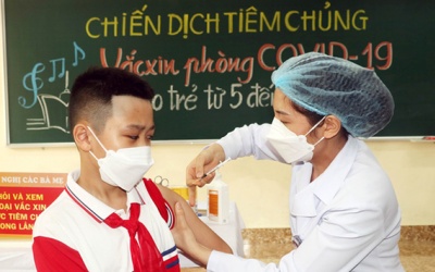 Lưu ý quan trọng khi chăm sóc trẻ 5-11 tuổi sau tiêm vaccine