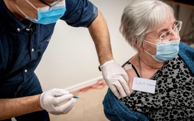 Quốc gia đầu tiên thay đổi 'chiến thuật' tiêm chủng vaccine COVID-19