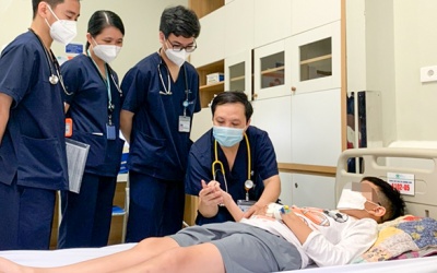 Mua rắn độc về nuôi, bé trai bị rắn cắn nguy kịch