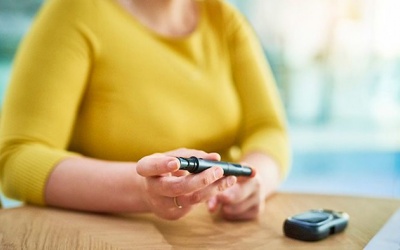 Đường huyết tăng cao gây tê chân, mờ mắt phải làm sao để giảm?