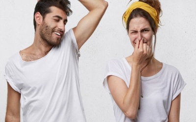 Nguyên nhân gây ra mùi hôi dưới cánh tay và cách khắc phục