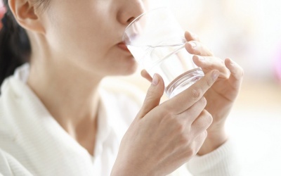 Vì sao nên uống nước ấm mùa Hè?