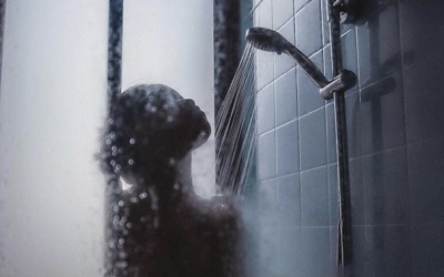 Bạn có biết những lợi ích của tắm nước ấm ngày Hè? 