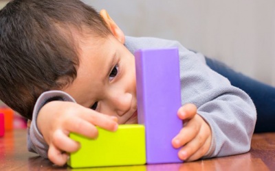 Dấu hiệu sớm của chứng tự kỷ ở trẻ dưới 2 tuổi