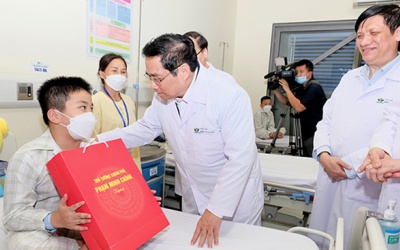 Thủ tướng thăm và tặng quà các bệnh nhi nhân 1/6, Bộ Y tế có nữ thứ trưởng