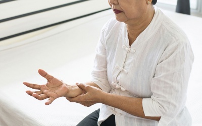 Tôi có thể làm gì khi triệu chứng run vô căn trầm trọng hơn?