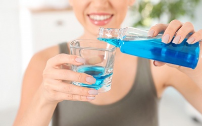 Cần lưu ý gì khi lựa chọn nước súc miệng bảo vệ răng lợi?