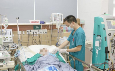 Một gia đình ngộ độc sau ăn bánh trôi ngô; Singapore có ca đậu mùa khỉ đầu tiên