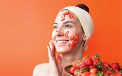 Tự làm mặt nạ dâu tây dưỡng da trắng hồng, mịn màng suốt mùa Hè