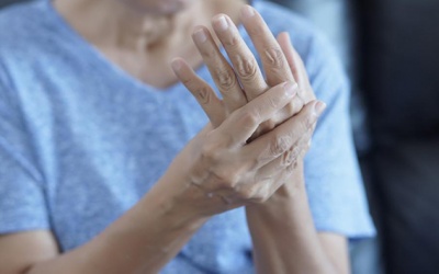 Cách cải thiện viêm khớp dạng thấp từ góc nhìn Đông y