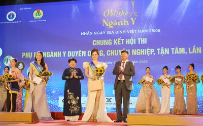 Tôn vinh vẻ đẹp của những nữ chiến sỹ áo trắng 'vừa hồng vừa chuyên'