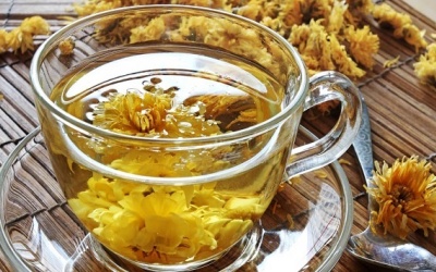 Hướng dẫn pha trà hoa cúc mật ong thanh nhiệt, mát gan