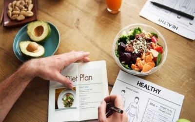 Chế độ ăn ít calo và nhịn ăn gián đoạn: Cách nào tốt hơn để giảm cân?